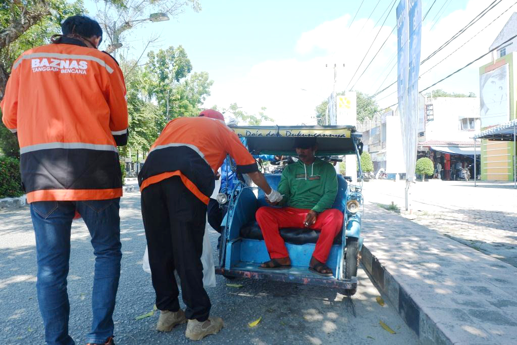 Relawan BAZNAS Tanggap Bencana Sebarkan Masker dan Hand Sanitizer kepada Pekerja Rentan